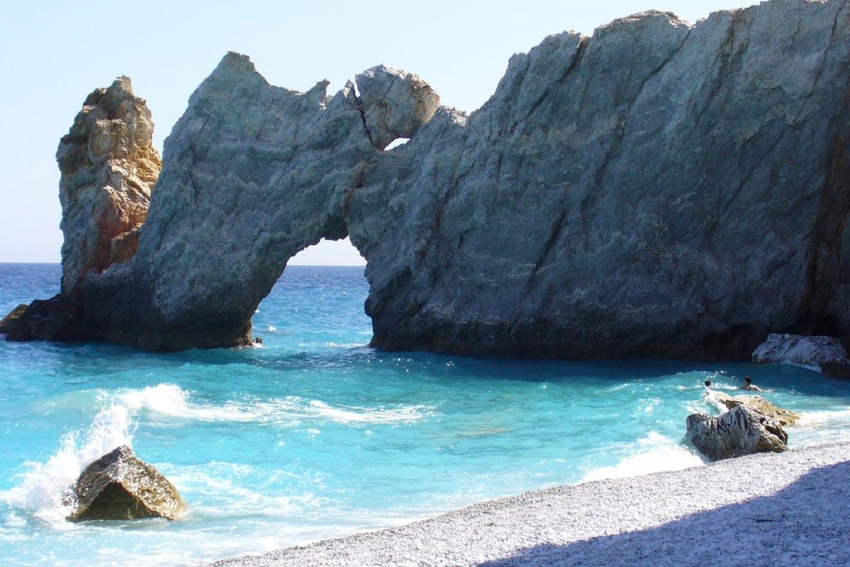 Plaža Lalarija, snežnobele stene i veličanstveni kameni luk