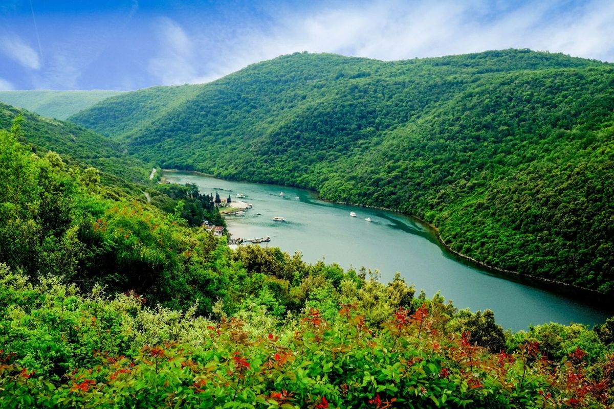 Limski kanal, dugačak oko 13km
